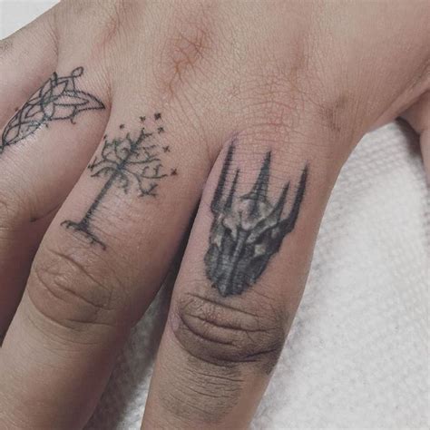 Pin em Tattoos | Tatuagem tolkien, Boas ideias para tatuagem, Tatuagens aleatórias