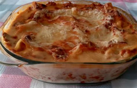 Chicken and Mushroom Lasagna Recipe - FoodsDiary