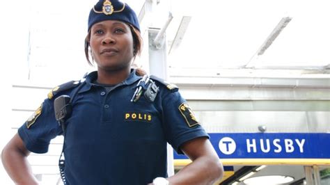 A female African police officer in Sweden – Originalpeople.org