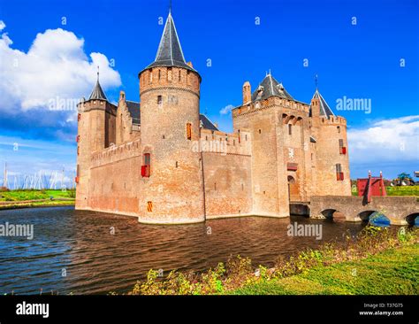 Medieval building monument hi-res stock photography and images - Alamy