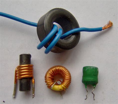 File:Electronic component inductors.jpg - 維基百科，自由的百科全書