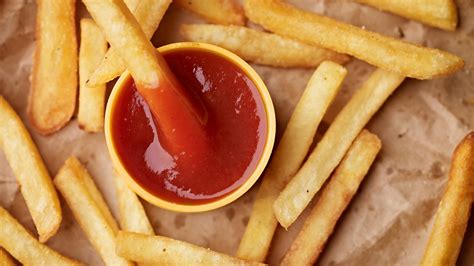 Ketchup: Nutrition Facts, Benefits, Downsides, Alternatives