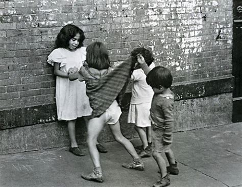 un regard oblique - Helen Levitt :: Untitled, New York City, ca. 1942...