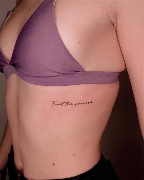 "Trust the process" lettering tattoo located on the en 2023 | Letras para tatuajes, Tatuajes ...