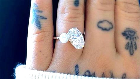 Ariana Grande Shows Off Her Unique Engagement Ring - YouTube