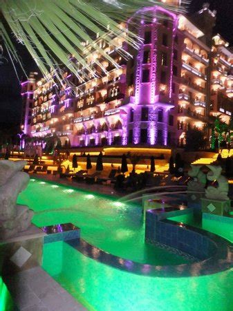 вид отеля в ночное время - Picture of Hotel Royal Castle, Elenite - TripAdvisor