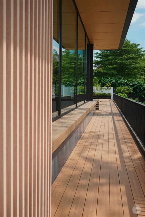 5 Steps to Maintain an Outdoor Wood Deck