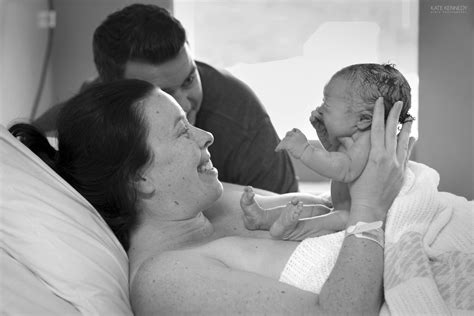 These incredible frank breech birth photos will blow your mind.