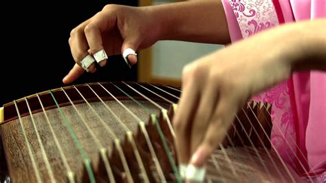 Traditional Chinese Music: Guzheng Performance of "Autumn Moon Above Calm Lake" - YouTube