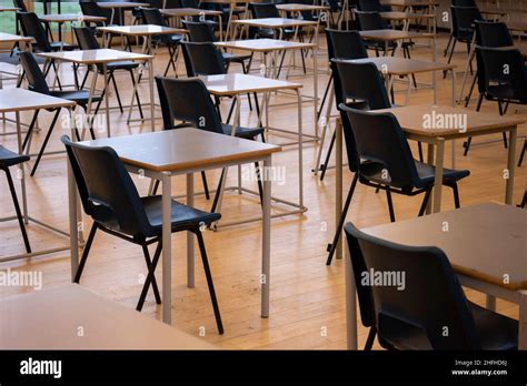 Sillas y mesas escolares para exámenes en un salón escolar. Preparación ...