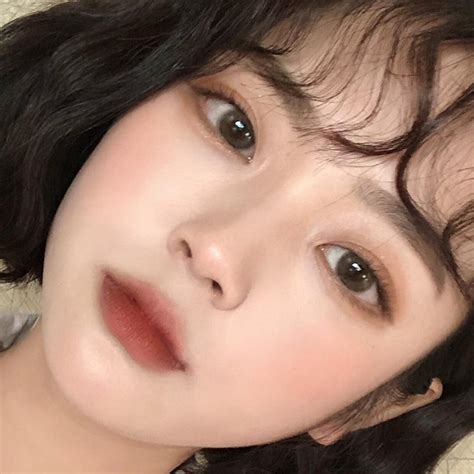 Korean makeup. dark red lipstick. matt lipstick | Ý tưởng trang điểm, Tóc và làm đẹp, Trang điểm ...