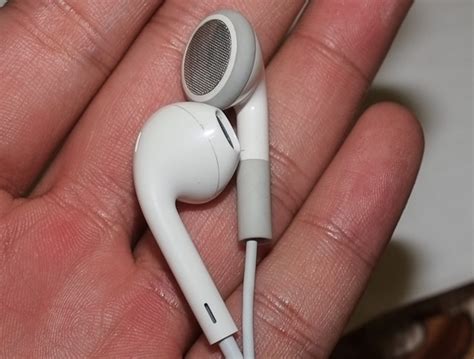 iPhone 5 could have new earbuds, photos show assembled phone - CNET