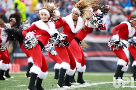 Photo: Patriots Cheerleaders in Christmas Costumes - BOS2016122412 ...