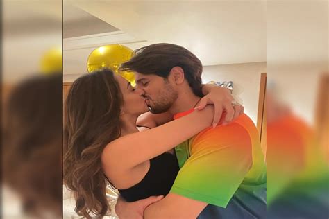 Kiara Advani kisses Sidharth Malhotra amid birthday celebration - THE ...