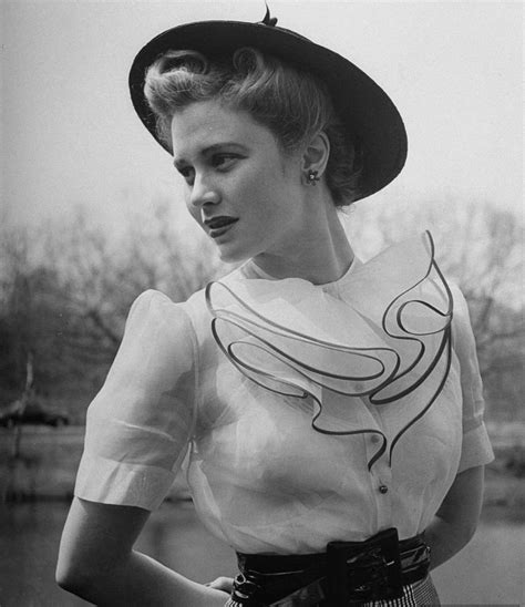 If you're going to do a ruffled 1940s collar, go big or go home ...