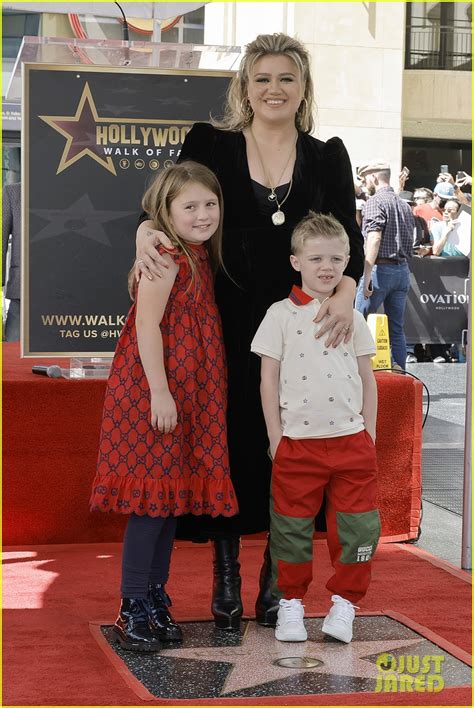 Kelly Clarkson Brings Her Two Kids To Walk of Fame Star Ceremony: Photo ...