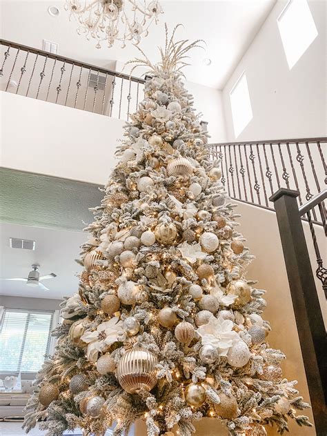 How to Decorate an Elegant White and Gold Christmas Tree Like A Pro ...