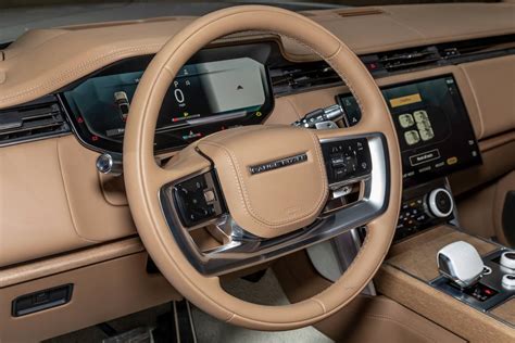 Up Close With the 2022 Land Rover Range Rover: Quiet, Classy Interior | Cars.com