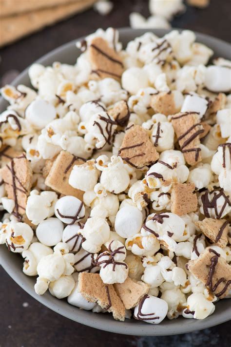 The easiest S’mores Popcorn recipe with 5 ingredients! Plus a whole ...