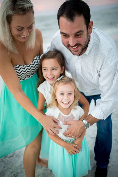 Fun Family Beach Poses — Kelly Goggin Photography