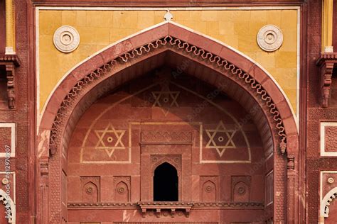 Foto de Decorative buildings and walls inside of Agra red fort in India ...