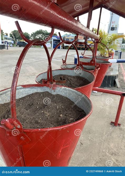 Baldes Rojos De Seguridad Contra Incendios Y Uso De Cubos Llenos De ...