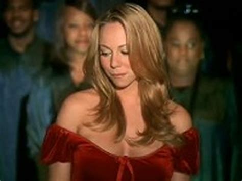 Mariah Carey Beautifully Sings O Holy Night - This is a Must See!