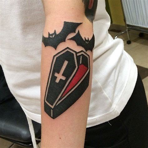 Coffin and bats tattoo | Tatuaje de vampiro, Tatuaje de horror, Brazos ...