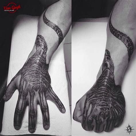 Facehugger hand tat (via IG -- m_u_h_o_m_o_r) #alien #facehugger # ...