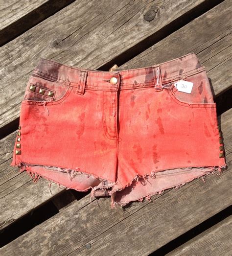 Spray paint shorts from theplaceinbetween.com | Painted shorts, Diy ...
