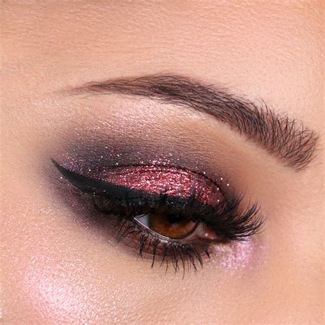 Red Smokey Eyes | Red smokey eye, Smokey eye, Eye makeup