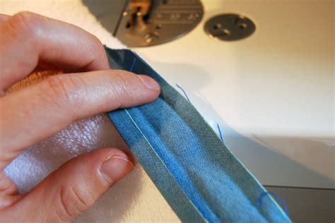 Sew to Speak: How To: Attach Bias Tape (with mitered corners)