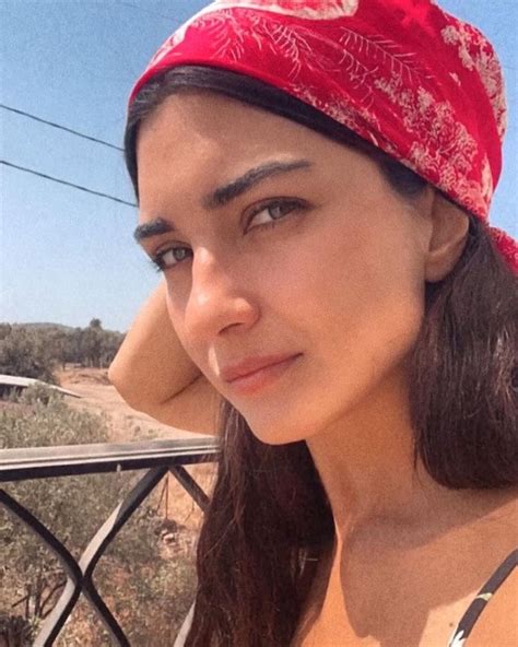 Tuba Büyüküstün on Instagram: “☺️ #tubabüyüküstün” in 2022 | Tuba büyüküstün, Tuba, Instagram