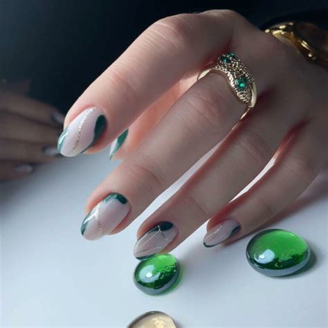 25+ Beautiful Emerald Green and Gold Nails For Your Inspiration - Nail ...