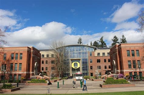 UO student confronts 3 people wearing blackface on campus (video ...