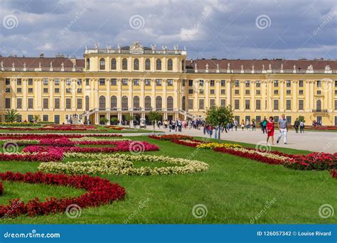 Visitors in Schonbrunn Palace and Gardens Editorial Photography - Image of visitors, style ...