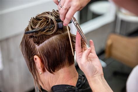 How to Trim Short Hair at Home, According to an Expert - unephase2styles