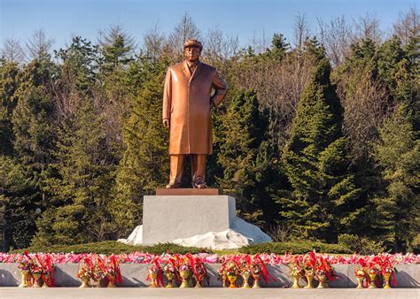 Statue of Kim Il-sung | On our way into Nampho, we quickly h… | Flickr