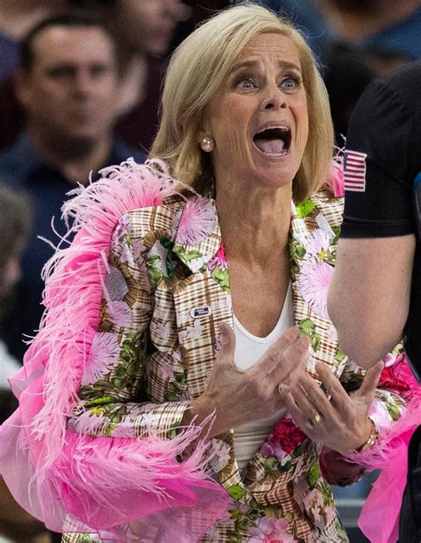 LSU coach Kim Mulkey’s Sweet 16 outfit invites jokes on social media - glbnews.com