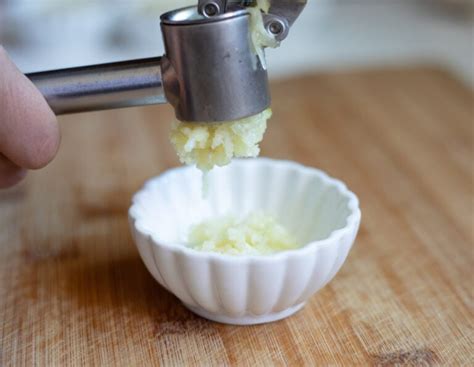 How to Peel, Cut and Mince Garlic the Right Way? - Piping Pot Curry