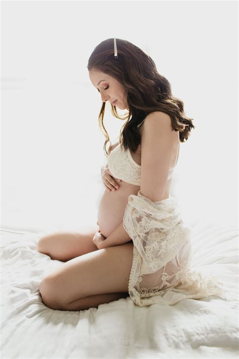 Indoor Maternity Photo Idea | Indoor maternity photos, Maternity ...