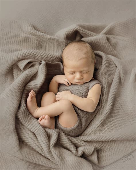 Newborn Photo Outfits: How to Add Variety to Your Gallery Easily