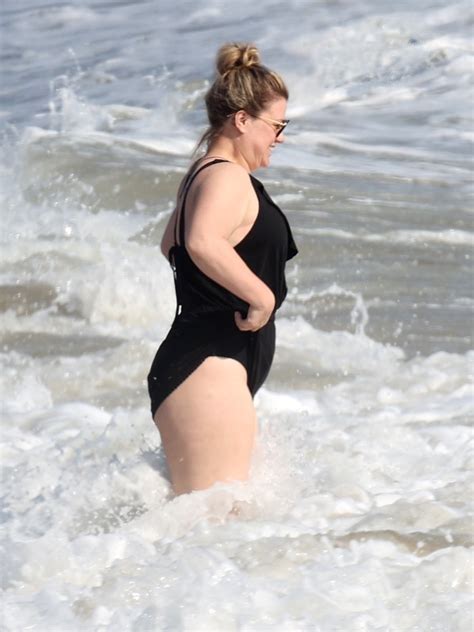 Kelly Clarkson shows off her curves as she hits the beach with friends ...