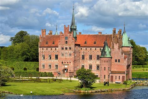 History and Design of Egeskov Castle in Kværndrup, Denmark - Encircle ...