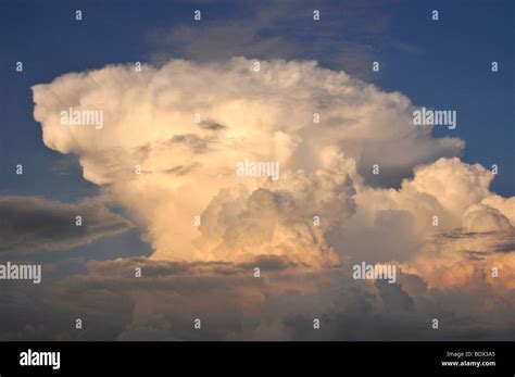 Pile up cloud formation hi-res stock photography and images - Alamy