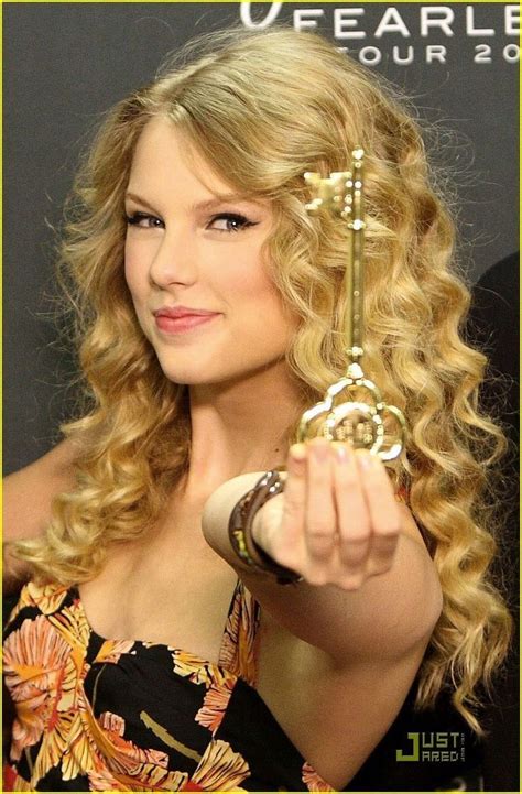 Taylor Swift fearless photoshoot Taylor Swift Facts, Taylor Swift Fearless, Taylor Swift Outfits ...