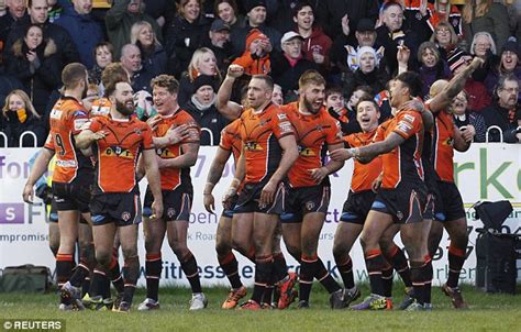 Castleford 40-6 Wakefield: Oliver Holmes and Denny Solomona star as ...