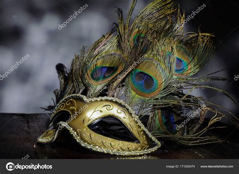 Peacock venetian mask | Carnival venetian mask with peacock feathers on ...