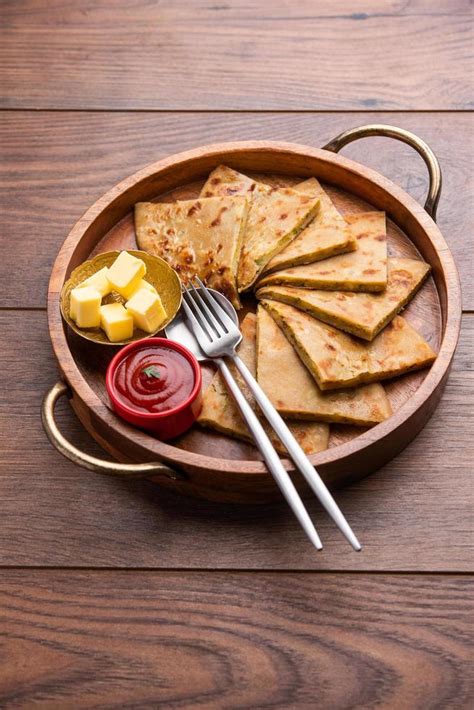 Aloo Gobi Paratha 16585962 Stock Photo at Vecteezy