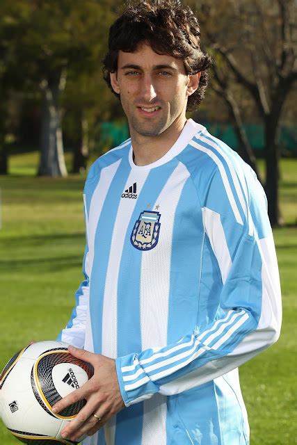 Classify Argentine of italian ancestry Diego Milito